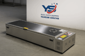 Klimalı Tabut Nerelerde Kullanılır mı? Klimalı veya soğutmalı tablolar, dünyanın farklı yerlerinde farklı gerekçelerle kullanılmaktadır: • Sıcak iklimli ülkelerde Cenazenin gün içinde tanımlanması mümkün değildir, bir süre beklemesi klimalı olması tercih edilebilir. • Uluslararası Cenaze Nakilleri Bir ülkede başka bir ülkede uçakla veya uzun kara yolculukları ile nakil yapılacaksa, soğutmalı tabut veya cenaze kabini standart bir uygulama haline gelebilir. • Uzun Süren Törenler ve Protokol Cenazeleri Devlet adamları, önemli kişiler veya kalabalık kitlenin katıldığı törenlerde açık tablo uygulaması yapılacaksa, veda sürecinin devam etmesi nedeniyle soğutma sistemlerinin devreye girmesi