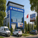 Klimalı Tabut ile Bir Hayır Eseri Bırakın Sevdiklerimizin Emanetine Layık Olmak İçin… Hayatta en çok zorlandığımız anlardan biri, sevdiklerimizi toprağa teslim ettiğimiz o gündür. Geriye sadece hatıralar değil, bir de “Onun için gerçekten elimden gelenin en iyisini yaptım mı?” sorusu kalır. İşte Yıldızlar Soğutma klimalı tabut sistemleri, tam da bu soruya gönül rahatlığıyla “Evet” diyebilmek için tasarlandı. Bu ürün sadece bir cihaz değil; mahallenizde, köyünüzde, ilçenizde yıllarca hizmet edecek bir hayır eseri, bir “emanete saygı” göstergesidir. Klimalı Tabut Neden Bu Kadar Önemli? Bugün birçok yerde cenazeler; sıcak hava, yoğunluk, fiziki yetersizlik gibi sebeplerle zor şartlarda bekletilebiliyor. Bu durum hem ailenin üzüntüsünü artırıyor, hem de manevi olarak içimize sinmeyen sahnelerle karşılaşmamıza sebep olabiliyor. Klimalı soğutmalı tabut, bu noktada: Naaşın hijyenik ve kontrollü sıcaklıkta korunmasına, İstenmeyen koku ve görüntülerin önlenmesine, Cenazenin mahremiyet ve saygı içinde bekletilmesine, Kurumların (belediye, muhtarlık, cami, hastane vb.) daha düzenli ve profesyonel hizmet vermesine yardımcı olan çok önemli bir çözümdür. Bu sayede, “Keşke daha iyi bir imkân olsaydı.” demek yerine, en güzel imkânı sunmanın huzuru yaşanır.